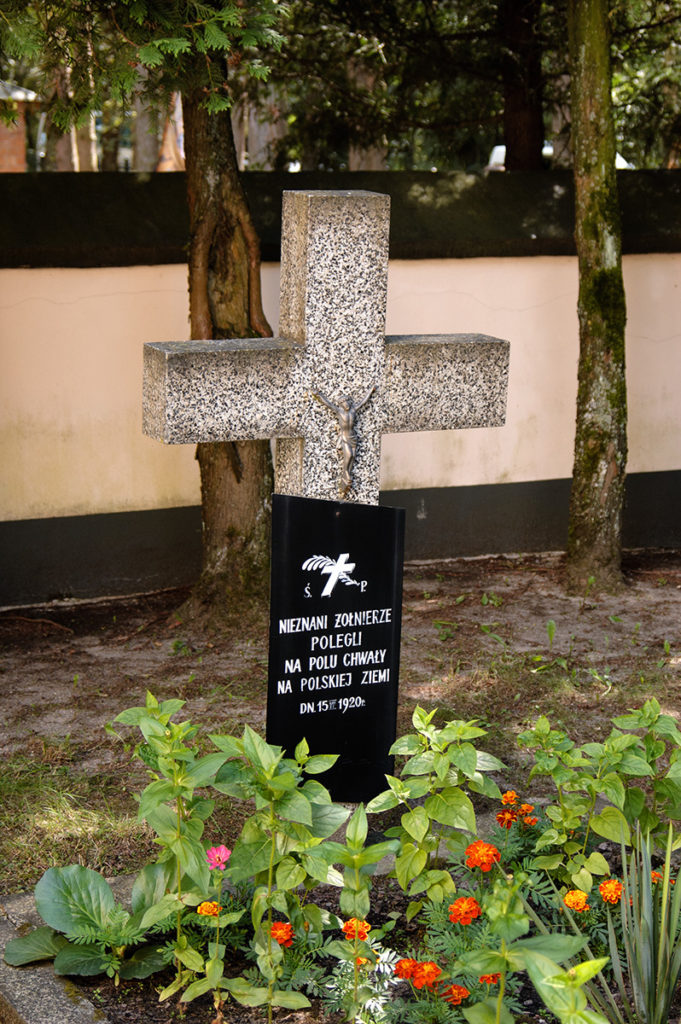 Ossów 2017 &#8211; Modlitwa przy Krzyżu Pamięci, uroczysta Msza Święta oraz Apel Poległych i złożenie wieńców na Cmentarzu Bohaterów 1920 r.