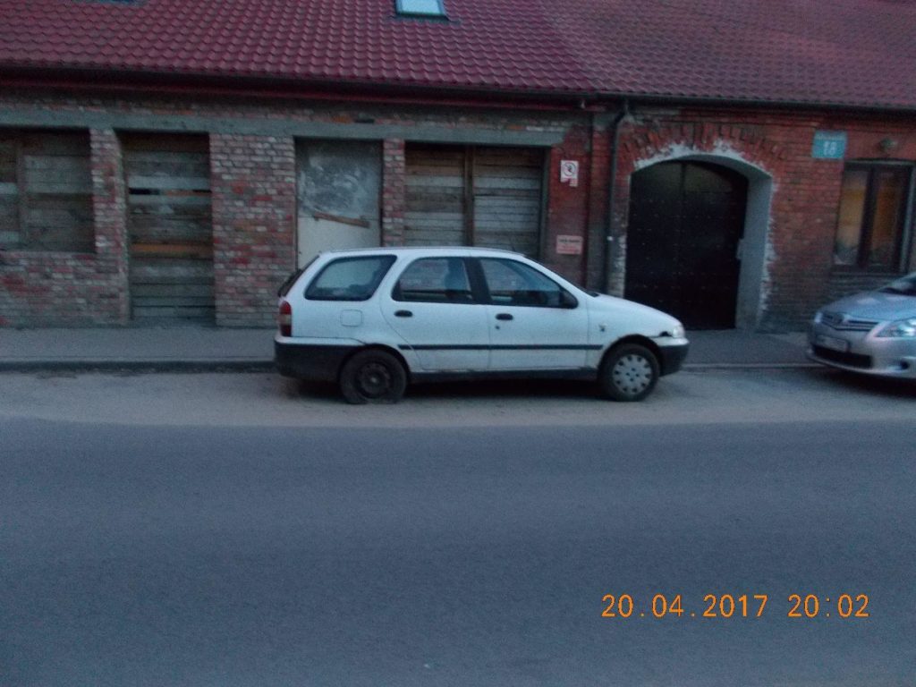 Straż Miejska w Wołominie usuwa porzucone pojazdy