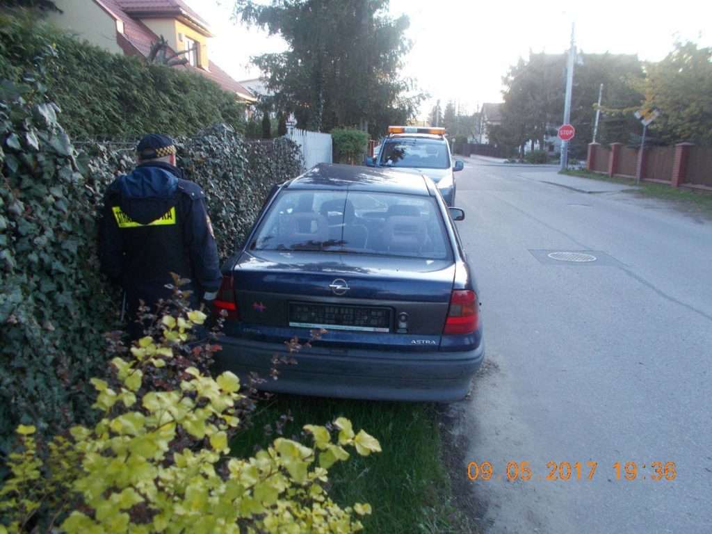 Straż Miejska w Wołominie usuwa porzucone pojazdy