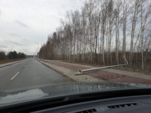 Przewrócone słupy oświetlenia drogowego na Grabicznej w Ossowie