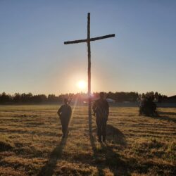 Msza Święta polowa przy Krzyżu upamiętniającym śmierć ks. Ignacego Skorupki w Ossowie