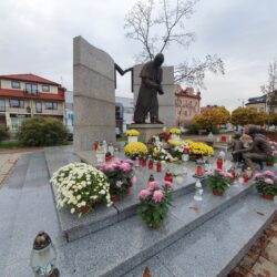 kolorowe kwiaty przy pomniku św. Jana Pawła II w Wołominie