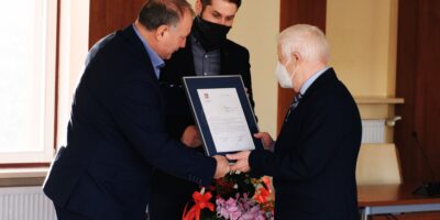 Jubileusz 25-lecia działalności Prywatnej Szkoły Muzycznej im. Witolda Lutosławskiego w Wołominie Wręczenie dyplomu i kwiatów dyrektorowi