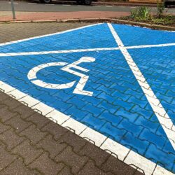 zdjęcie przedstawiajace miejsce parkingowe dla osoby niepełnosprawnej