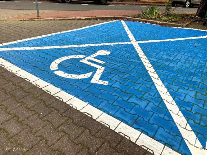zdjęcie przedstawiajace miejsce parkingowe dla osoby niepełnosprawnej
