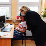 Korzystanie z laptopa który jest na brązowym biurku