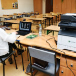 osoba pracująca przy laptopie