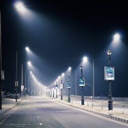 oświetlona ulica w mieście