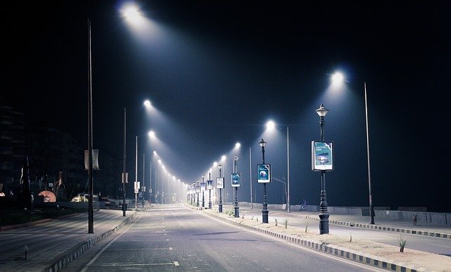 oświetlona ulica w mieście