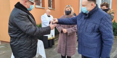 Bezpieczeństwo to nasz priorytet marszałek przekazuje kluczyki do nowego wozu prezesowi OSP