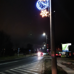 oświetlenie na latarniach przy drodze