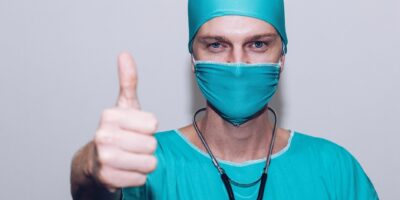 Ankieta z myślą o seniorach doktor z maseczką