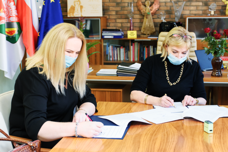 podpisanie umowy Burmistrz Wołomina i dyrektor żłobka