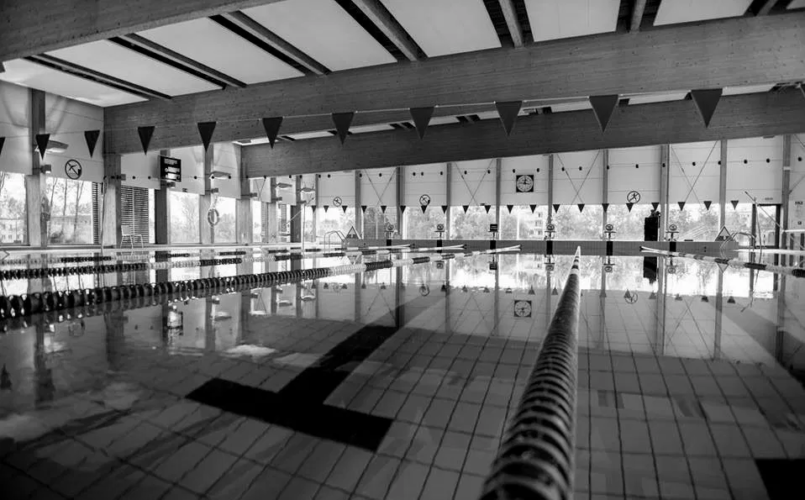Czarno-białe zdjęcie przedstawiające basen w Wołominie