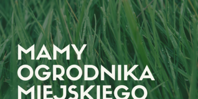 Mamy Ogrodnika Miejskiego zdjęcie przedstawia trawę a na niej napis: Mamy Ogrodnika Miejskiego