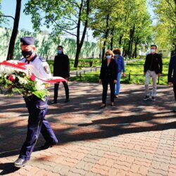złożenie kwiatów pod pomnikiem Piłsudskiego