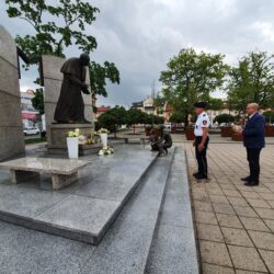 Złożenie kwiatów pod pomnikiem Jana Pawła II