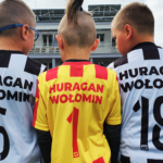 zawodnicy w koszulkach Huraganu