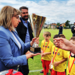 Burmistrz Wołomina wręcza puchar