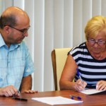 seniorzy podpisują umowę