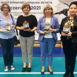 zdjęcie grupowe na zawodach szermierki