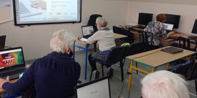 Seniorzy przy komputerach Seniorzy przy komputerach