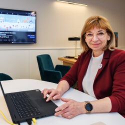 Zdjęcie przedstawia burmistrz Wołomina Elżbietę Radwan podczas pracy przy komputerze