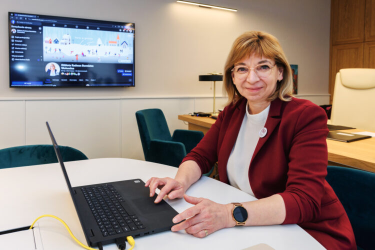 Zdjęcie przedstawia burmistrz Wołomina Elżbietę Radwan podczas pracy przy komputerze
