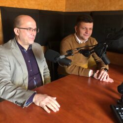 Na zdjęciu Dariusz Szymanowski zastępca burmistrzyni Wołomina oraz Hubert Skowron przedstawiciel Inżyniera Kontraktu