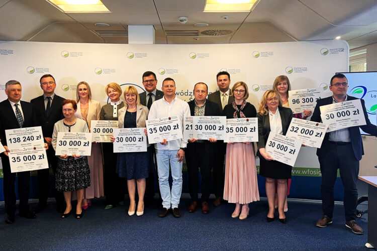 Zdjęcie przedstawiające przedstawicieli gmin, które uzyskały środki na usuniecie azbestu