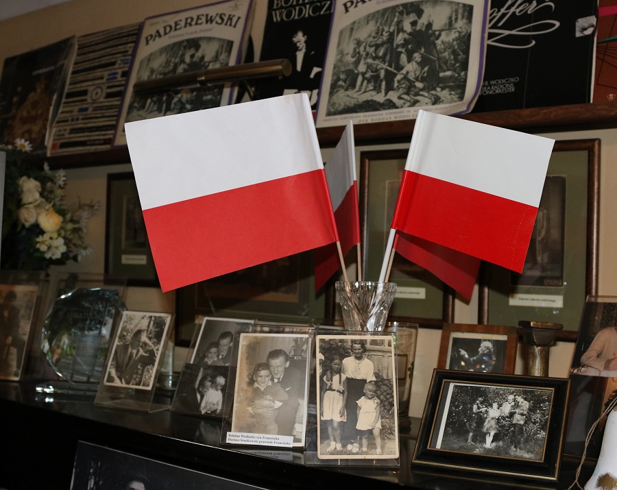 Zdjęcie: flagi Polski na tle pomieszczenia