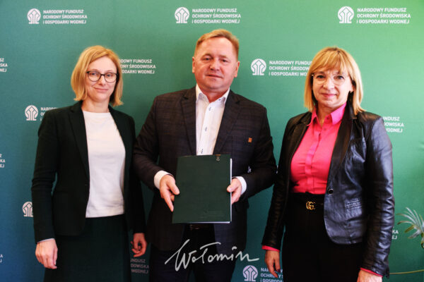Na zdjęciu od lewej strony: sekretarz gminy Wołomin Małgorzata Izdebska, prezes MZO Wołomin Jarosław Kubała, burmistrz Wołomina Elżbieta Radwan
