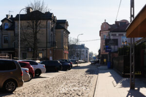 Ulica Mickiewicza w Wołominie na odcinku od ul. Kościelnej do ul. Wileńskiej