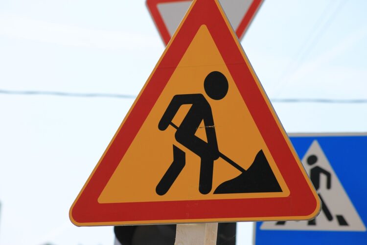 Zdjęcie przedstawiające znak drogowy - roboty budowlane