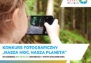 Grafika informująca o przedłużeniu terminu nadsyłania prac konkursowych do 29 sierpnia 2025 roku - zdjęcie przedstawia dziewczynkę robiącą zdjęcie telefonem.