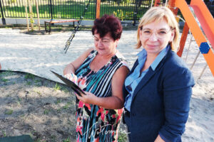 Na zdjęciu od prawej strony: burmistrz Wołomina Elżbieta Radwan, sołtys Lipinek Urszula Zych