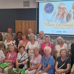 Zdjęcie grupowe seniorów na warsztatach