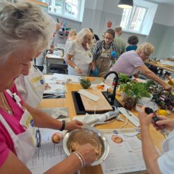 seniorzy podczas warsztatów kulinarnych